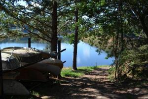 a boat sitting on the side of a lake at Casa Tupa Recanto Familiar Pague 2 Minimo e fique 3 menos feriados in Natividade da Serra