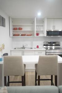 Een keuken of kitchenette bij Long Stay Luxury New Spacious Apartment - Sleeps 6