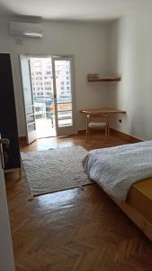 Postel nebo postele na pokoji v ubytování Dokki I Madina Apt I 2min to Nile
