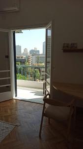 eine offene Tür zu einem Balkon mit einem Stuhl in der Unterkunft Madina Apartments - Dokki in Kairo