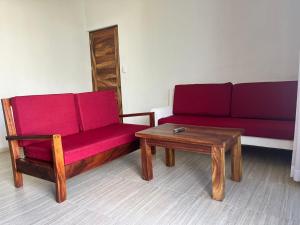 Una sala de estar con un sofá y una mesa de café. en Departamento Marsopas a 5 minutos a pie de Bahía Carrizalillo!!! 5, en Puerto Escondido 24 fotos más