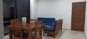 jadalnia z drewnianym stołem i niebieskimi krzesłami w obiekcie Departamento Marsopas a 5 minutos a pie de Bahía Carrizalillo!!! 5 w mieście Puerto Escondido