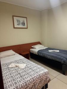 pokój hotelowy z dwoma łóżkami w obiekcie Hôtel Rozafa w Charleroi