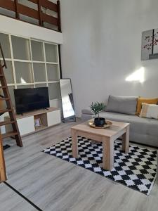 - un salon avec un canapé et une table basse dans l'établissement Apartman Ena & Marta, à Lovran