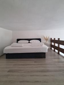 - une chambre avec un lit et 2 oreillers dans l'établissement Apartman Ena & Marta, à Lovran
