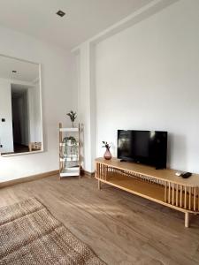 sala de estar con TV de pantalla plana grande en Cosy Trinidad, en Málaga