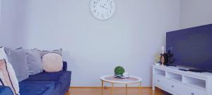 Televízia a/alebo spoločenská miestnosť v ubytovaní Cosmopolitan Apartament z bezpłatnym, prywatnym parkingiem w hali garażowej