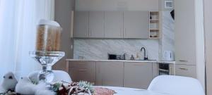 Kuchyňa alebo kuchynka v ubytovaní Cosmopolitan Apartament z bezpłatnym, prywatnym parkingiem w hali garażowej
