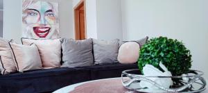 Posedenie v ubytovaní Cosmopolitan Apartament z bezpłatnym, prywatnym parkingiem w hali garażowej