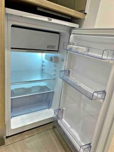 einem leeren Kühlschrank mit offener Tür in der Küche in der Unterkunft T6 Apartamento con terraza y sol! A 1`del metro in Barcelona