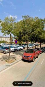 eine Gruppe von Autos, die auf einem Parkplatz geparkt sind in der Unterkunft T6 Apartamento con terraza y sol! A 1`del metro in Barcelona