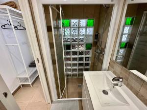 ein Bad mit einem Waschbecken und einer Dusche mit einem Spiegel in der Unterkunft T6 Apartamento con terraza y sol! A 1`del metro in Barcelona