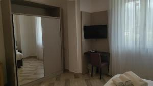 La Perla del Tirreno Guest House في سابري: مرآة في غرفة الفندق مع غرفة نوم