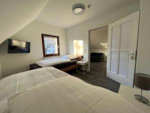 "Live Good, Work Good" Central House by GG Rental Hamburg في Schenefeld: غرفة فندق بها سريران ونافذة