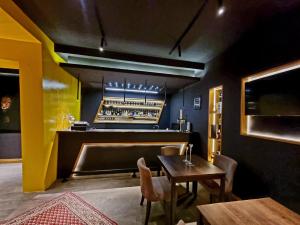 un restaurant avec une table et des chaises ainsi qu'un bar dans l'établissement Le Domaine Green Paradise, à Ulcinj