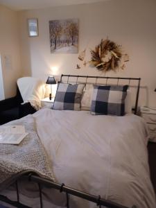 um quarto com uma cama grande com almofadas em Falcon Towers em Stowmarket