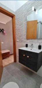 un baño con lavabo y espejo en Little Home, en Bolsena