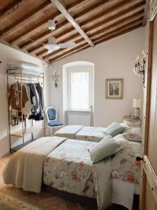 Un dormitorio con 2 camas y una silla. en Casa Domenico, en Spello