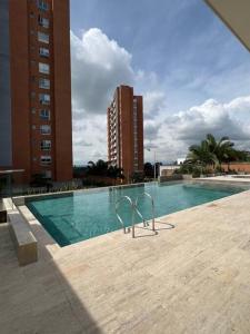una piscina con una silla junto a un edificio en Cozy Oasis with Panoramic Views, en Cerritos