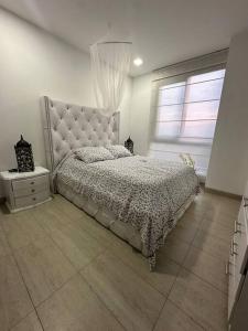 Un dormitorio con una cama grande y una ventana en Cozy Oasis with Panoramic Views, en Cerritos