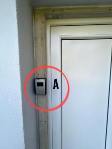 un letrero de puerta con la letra a al costado de una puerta en Apartment-A near Etne-Odda, en Etnesjøen