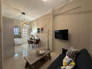 salon z kanapą i stołem w obiekcie BO Home w mieście Suda