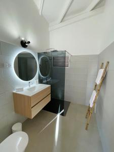 a bathroom with a sink and a mirror at Emeraude Bay, Magnifique T3 Vue Mer proche de la plage in Le Gosier