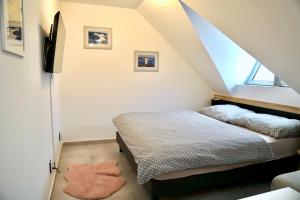 Un pat sau paturi într-o cameră la Apartmán U Bobovky - Lipno nad Vltavou