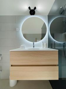 a bathroom with a sink and a mirror at Emeraude Bay, Magnifique T3 Vue Mer proche de la plage in Le Gosier