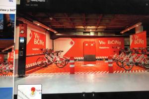ein Zimmer mit einem Haufen Fahrräder vorhanden in der Unterkunft L1 Estudio nuevo! Al lado del metro en Sants in Barcelona