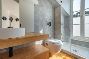 La salle de bains est pourvue d'une douche et de toilettes blanches. dans l'établissement Be Local - Historic house of Santo André in Alfama - Lisbon, à Lisbonne