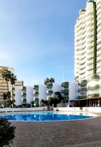um edifício com piscina em frente a dois edifícios em Praia da Rocha Torre Verde - Portimao em Portimão