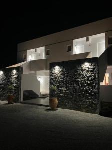 un edificio con luces de noche. en Johannes Boutique Apartments & Suites, en Afantou