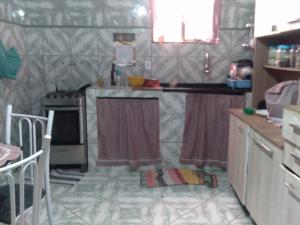 een keuken met een fornuis en een aanrecht bij Casa de praia in Angra dos Reis