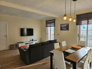 - un salon avec un canapé et une table à manger dans l'établissement Appartement A Beholding Sight, à Amélie-les-Bains-Palalda