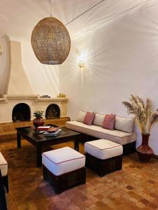 een woonkamer met een bank en een tafel bij Riad Bamaga in Marrakesh