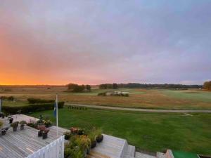 - Vistas al campo de golf y a la puesta de sol en Vackert boende med utsikt över fantastisk golfbana, en Brokind