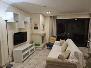 - un salon avec un canapé et une télévision dans l'établissement Apartment Calcada, à Albufeira