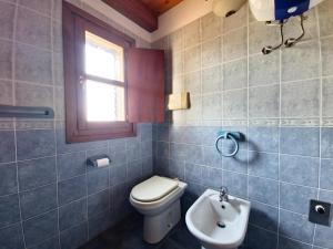 uma casa de banho com um WC e um lavatório em Casa Mara em Cala Liberotto