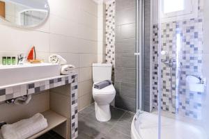 ポリフロノにあるMaria Roomsのバスルーム(トイレ、洗面台、シャワー付)
