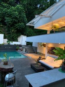 a backyard with a bed and a swimming pool at Maison Ruibal in Rio de Janeiro