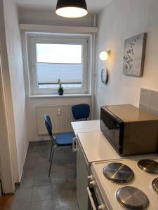 a kitchen with a stove and a window at Wohnung mit Blick über Itzehoe in Itzehoe