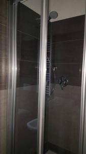 een douche met een glazen deur in de badkamer bij Attico Biennale Venezia Nuovissimo in Venetië
