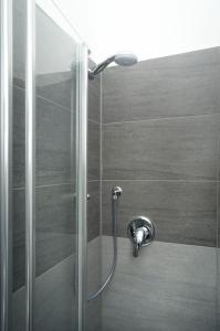 y baño con ducha y puerta de cristal. en Attico Biennale Venezia Nuovissimo, en Venecia