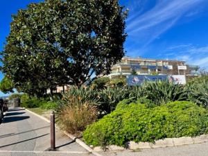 Κήπος έξω από το Nice Appartement en Bord de Mer avec Piscine - Jusqu'à 6 Personnes