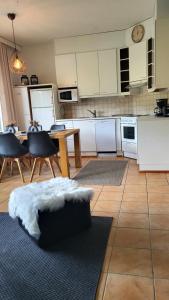 een keuken met een tafel en stoelen en een eetkamer bij Cozy apartment in Alp House in Kuopio