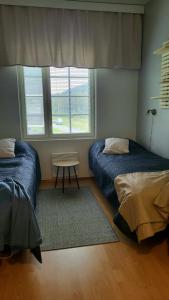 een slaapkamer met 2 bedden en een raam bij Cozy apartment in Alp House in Kuopio