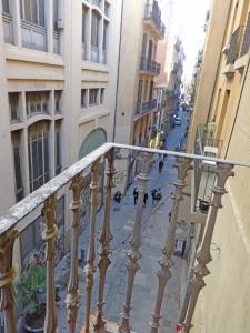 een balkon met uitzicht op een stadsstraat bij Ledglass Barcelona in Barcelona