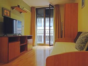 Cette chambre comprend un lit et une télévision. dans l'établissement Ledglass Barcelona, à Barcelone