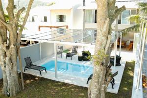 uma vista exterior de uma casa com piscina em OPY CAMBOA em Governador Celso Ramos